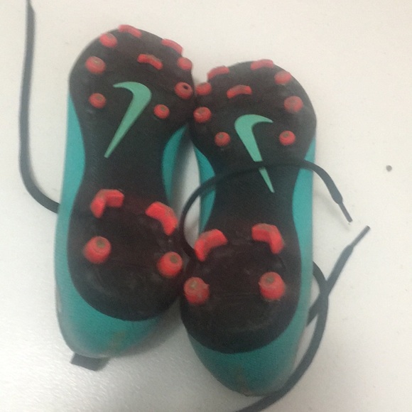 Youth Nike soccer shoes - Picture 4 of 5